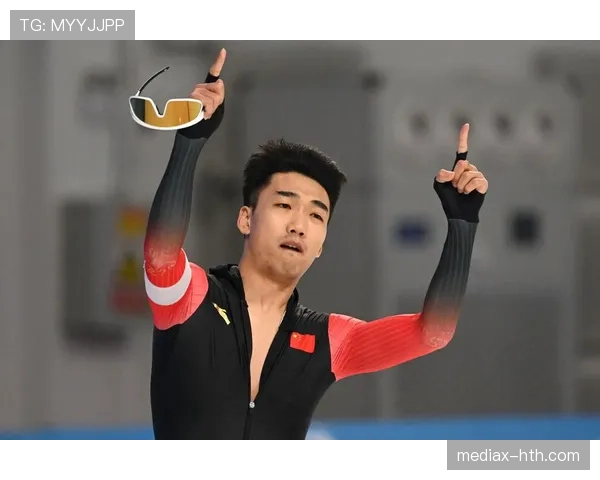 高亭宇赛场稳得可怕，私服照却像误入时装周的邻家男孩