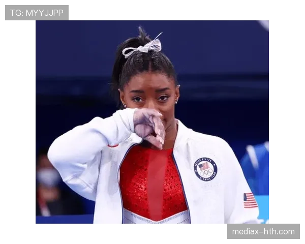 西蒙·拜尔斯训练完随手吃个冰淇淋，这自律和放纵的切换也太丝滑了吧